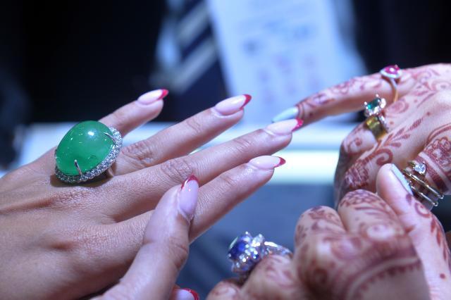 (260105) -- COLOMBO, Jan. 5, 2026 (Xinhua) -- People examine gemstones on display at Sri Lanka International Gem and Jewellery Exhibition 2026 in Colombo, Sri Lanka, Jan. 3, 2026. The exhibition was held here from Jan. 3 to Jan. 5. (Photo by Gayan Sameera/Xinhua)