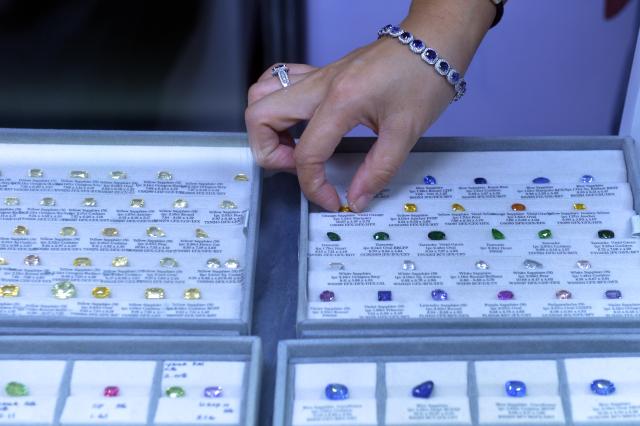 (260105) -- COLOMBO, Jan. 5, 2026 (Xinhua) -- A visitor examines gemstones at Sri Lanka International Gem and Jewellery Exhibition 2026 in Colombo, Sri Lanka, Jan. 3, 2026. The exhibition was held here from Jan. 3 to Jan. 5. (Photo by Gayan Sameera/Xinhua)