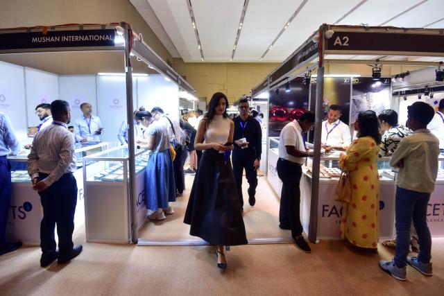 (260105) -- COLOMBO, Jan. 5, 2026 (Xinhua) -- People visit Sri Lanka International Gem and Jewellery Exhibition 2026 in Colombo, Sri Lanka, Jan. 4, 2026. The exhibition was held here from Jan. 3 to Jan. 5. (Photo by Gayan Sameera/Xinhua)
