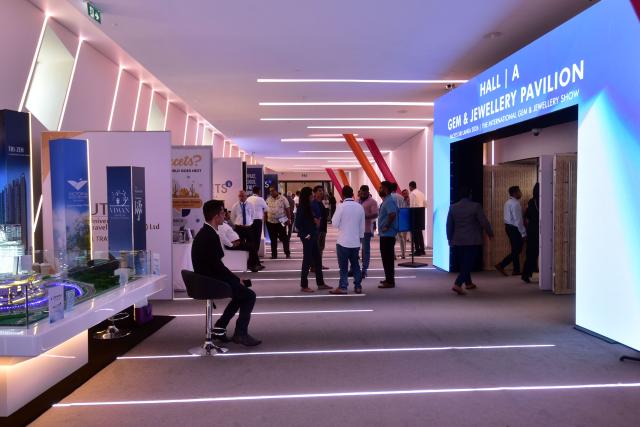 (260105) -- COLOMBO, Jan. 5, 2026 (Xinhua) -- People visit Sri Lanka International Gem and Jewellery Exhibition 2026 in Colombo, Sri Lanka, Jan. 4, 2026. The exhibition was held here from Jan. 3 to Jan. 5. (Photo by Gayan Sameera/Xinhua)