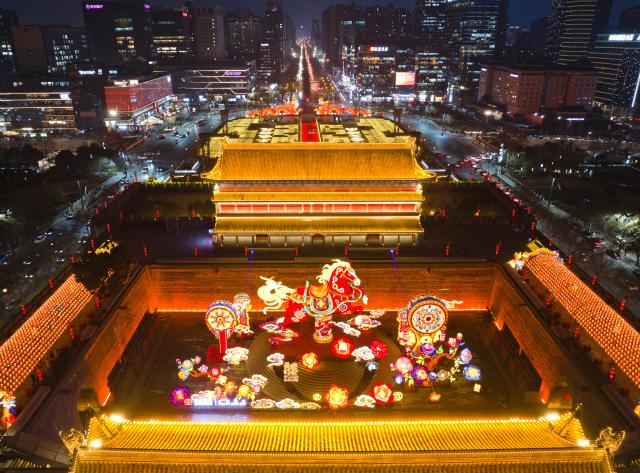 (260105) -- XI'AN, Jan. 5, 2026 (Xinhua) -- An aerial drone photo taken on Jan. 4, 2026 shows lanterns displayed near the south gate of the ancient city wall of Xi'an during a lantern festival in Xi'an, northwest China's Shaanxi Province. A lantern festival is held here to mark the upcoming Chinese Lunar New Year. (Xinhua/Shao Rui)