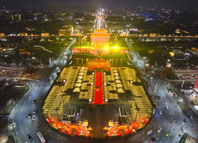 (260105) -- XI'AN, Jan. 5, 2026 (Xinhua) -- An aerial drone photo taken on Jan. 4, 2026 shows a view near the south gate of the ancient city wall of Xi'an during a lantern festival in Xi'an, northwest China's Shaanxi Province. A lantern festival is held here to mark the upcoming Chinese Lunar New Year. (Xinhua/Shao Rui)