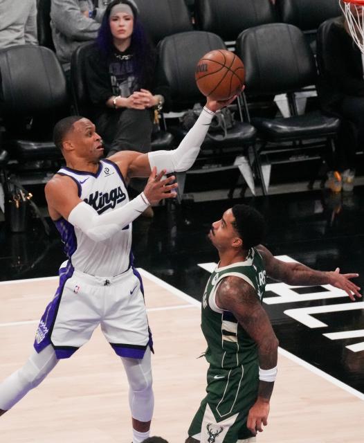 (260105) -- SACRAMENTO, Jan. 5, 2026 (Xinhua) -- Sacramento Kings' Russell Westbrook (L) goes for a lay-up during the 2025-2026 NBA regular season basketball match between Milwaukee Bucks and Sacramento Kings in Sacramento, the United States, Jan. 4, 2026. (Photo by Sun Yuxuan/Xinhua)