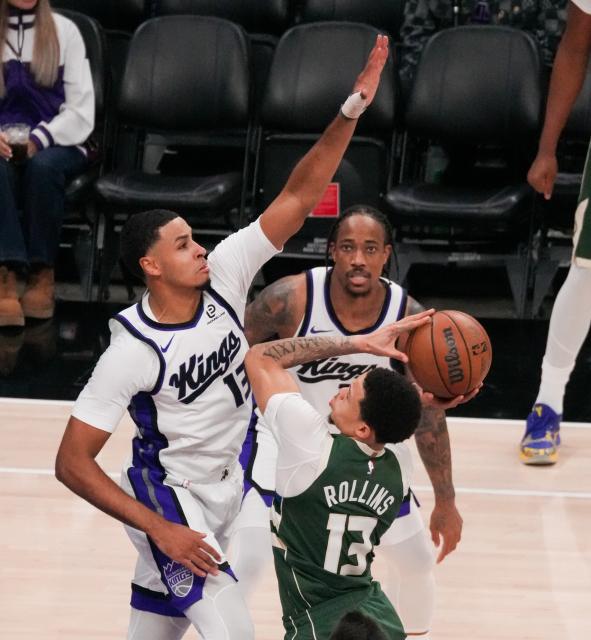 (260105) -- SACRAMENTO, Jan. 5, 2026 (Xinhua) -- Milwaukee Bucks' Ryan Rollins (front) goes for a layup during the 2025-2026 NBA regular season basketball match between Milwaukee Bucks and Sacramento Kings in Sacramento, the United States, Jan. 4, 2026. (Photo by Sun Yuxuan/Xinhua)
