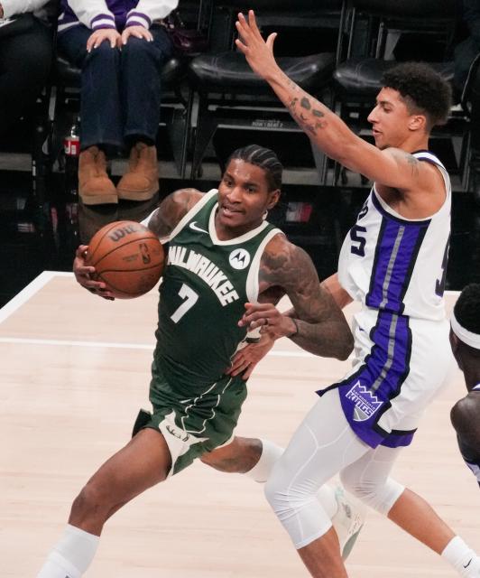 (260105) -- SACRAMENTO, Jan. 5, 2026 (Xinhua) -- Milwaukee Bucks' Kevin Porter Jr. (L) breaks through during the 2025-2026 NBA regular season basketball match between Milwaukee Bucks and Sacramento Kings in Sacramento, the United States, Jan. 4, 2026. (Photo by Sun Yuxuan/Xinhua)