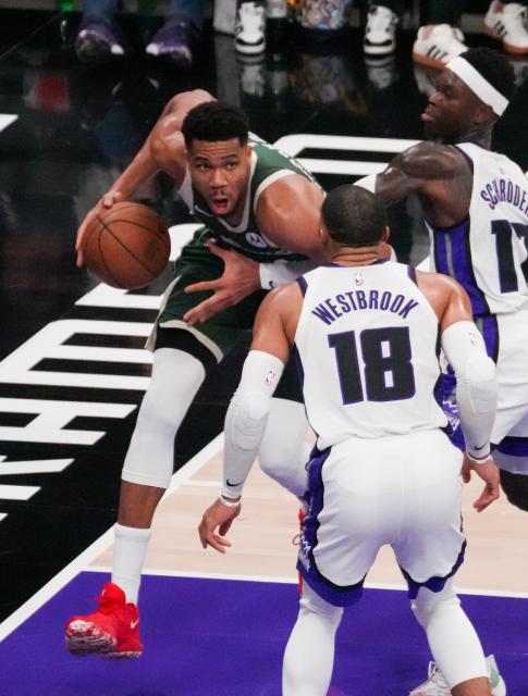 (260105) -- SACRAMENTO, Jan. 5, 2026 (Xinhua) -- Milwaukee Bucks' Giannis Antetokounmpo (L) breaks through during the 2025-2026 NBA regular season basketball match between Milwaukee Bucks and Sacramento Kings in Sacramento, the United States, Jan. 4, 2026. (Photo by Sun Yuxuan/Xinhua)