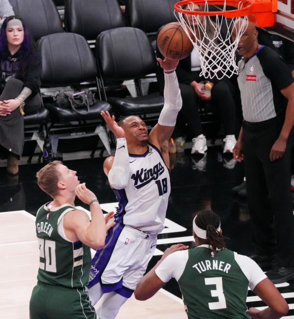 (260105) -- SACRAMENTO, Jan. 5, 2026 (Xinhua) -- Sacramento Kings' Russell Westbrook (C) goes for a lay-up during the 2025-2026 NBA regular season basketball match between Milwaukee Bucks and Sacramento Kings in Sacramento, the United States, Jan. 4, 2026. (Photo by Sun Yuxuan/Xinhua)