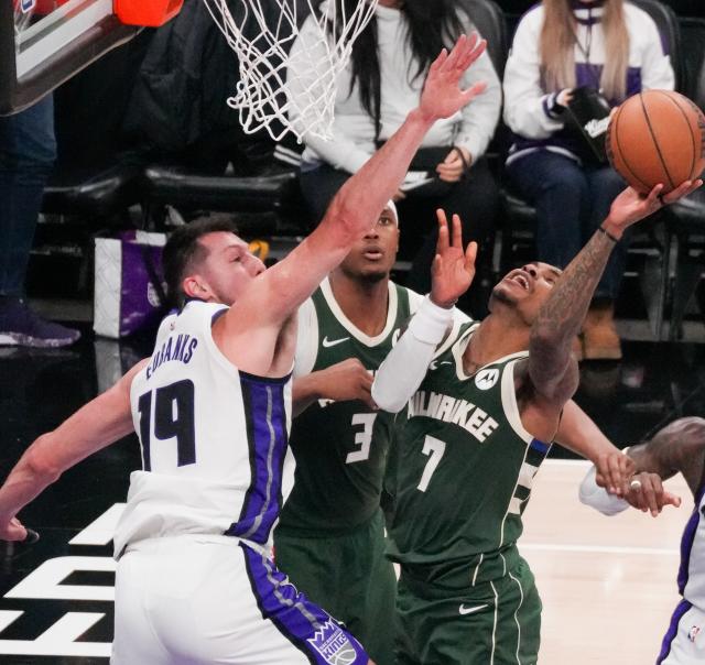 (260105) -- SACRAMENTO, Jan. 5, 2026 (Xinhua) -- Milwaukee Bucks' Kevin Porter Jr. (R) goes for a lay-up during the 2025-2026 NBA regular season basketball match between Milwaukee Bucks and Sacramento Kings in Sacramento, the United States, Jan. 4, 2026. (Photo by Sun Yuxuan/Xinhua)