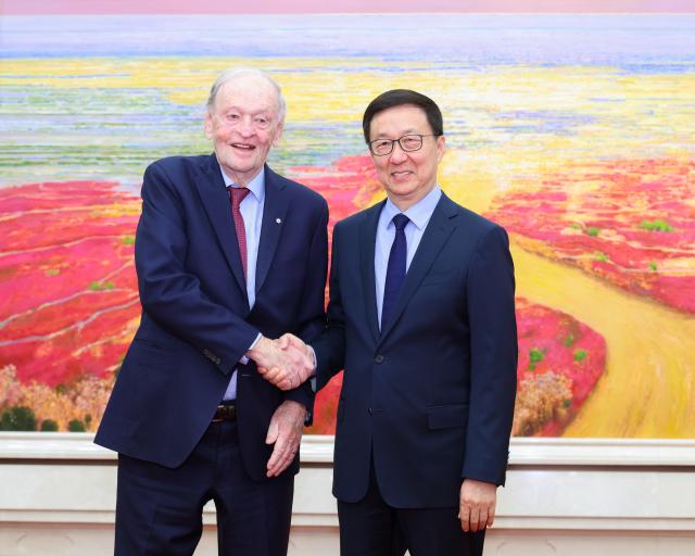 (260105) -- BEIJING, Jan. 5, 2026 (Xinhua) -- Chinese Vice President Han Zheng meets with former Canadian Prime Minister Jean Chretien in Beijing, capital of China, Jan. 5, 2026. (Xinhua/Liu Bin)
