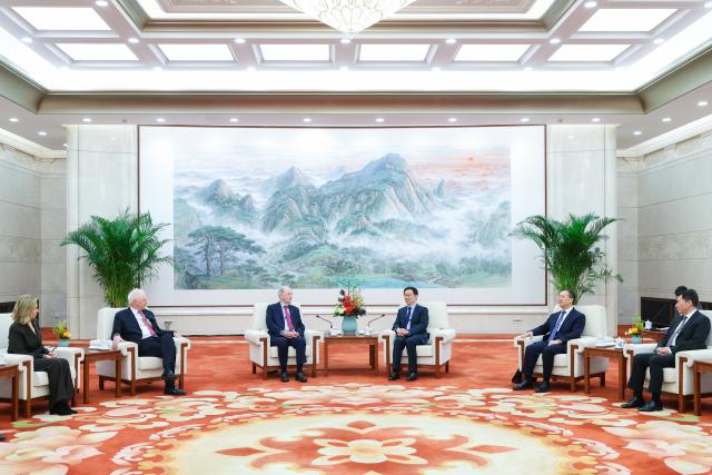 (260105) -- BEIJING, Jan. 5, 2026 (Xinhua) -- Chinese Vice President Han Zheng meets with former Canadian Prime Minister Jean Chretien in Beijing, capital of China, Jan. 5, 2026. (Xinhua/Liu Bin)
