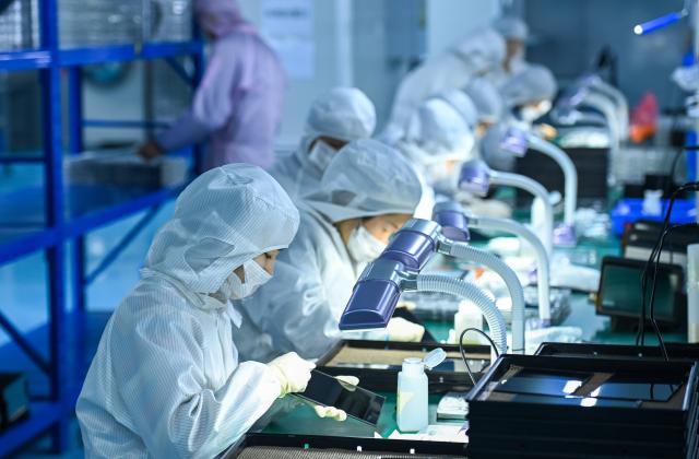 (260105) -- BEIJING, Jan. 5, 2026 (Xinhua) -- Workers make touch screen components at an electronics company in Tonggu County, Yichun, east China's Jiangxi Province, Jan. 4, 2026. At the start of 2026, businesses across China are already busy fulfilling orders and ramping up production, aiming for a sound performance in the first quarter. (Photo by Zhou Liang/Xinhua)