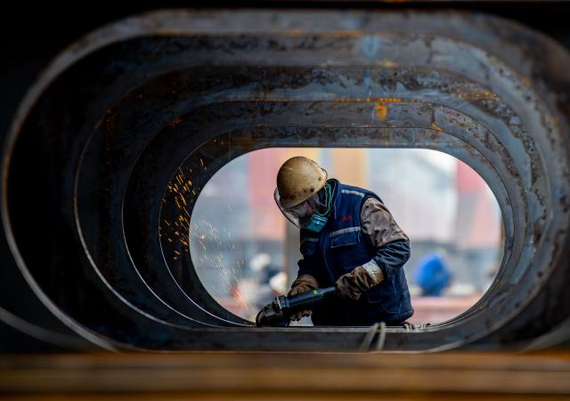 (260105) -- BEIJING, Jan. 5, 2026 (Xinhua) -- A worker carries out grinding tasks at a shipping company facility in Taizhou, east China's Jiangsu Province, Jan. 5, 2026. At the start of 2026, businesses across China are already busy fulfilling orders and ramping up production, aiming for a sound performance in the first quarter. (Photo by Yang Yugang/Xinhua)