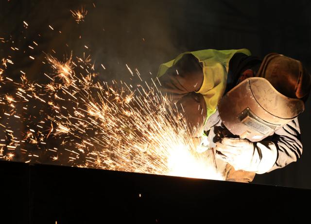 (260105) -- BEIJING, Jan. 5, 2026 (Xinhua) -- A worker carries out welding tasks at a manufacturing base in Wuhan, central China's Hubei Province, Jan. 5, 2026. At the start of 2026, businesses across China are already busy fulfilling orders and ramping up production, aiming for a sound performance in the first quarter. (Photo by Zhao Jun/Xinhua)