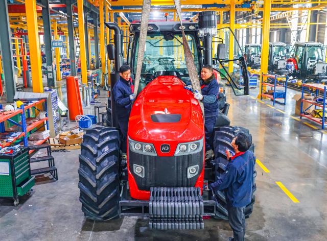 (260105) -- BEIJING, Jan. 5, 2026 (Xinhua) -- Workers assemble a smart tractor in Yangzhou, east China's Jiangsu Province, Jan. 5, 2026. At the start of 2026, businesses across China are already busy fulfilling orders and ramping up production, aiming for a sound performance in the first quarter. (Photo by Ren Fei/Xinhua)