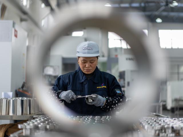 (260105) -- BEIJING, Jan. 5, 2026 (Xinhua) -- A worker checks products at the workshop of a stainless steel company in Dainan Town, Xinghua City, east China's Jiangsu Province, Jan. 5, 2026. At the start of 2026, businesses across China are already busy fulfilling orders and ramping up production, aiming for a sound performance in the first quarter. (Photo by Zhou Shegen/Xinhua)