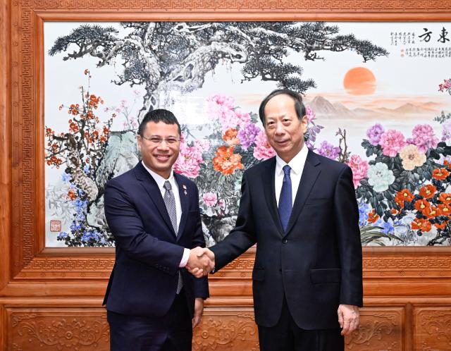 (260105) -- BEIJING, Jan. 5, 2026 (Xinhua) -- Shi Taifeng, a member of the Political Bureau of the Communist Party of China (CPC) Central Committee and head of the CPC Central Committee's Organization Department, meets with a delegation of Singapore's People's Action Party (PAP) led by Desmond Lee, chairman of the PAP and minister for education, in Beijing, capital of China, Jan. 5, 2026. (Xinhua/Shen Hong)