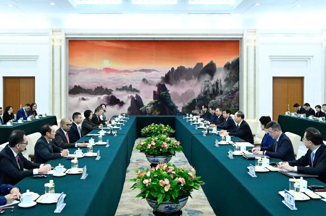 (260105) -- BEIJING, Jan. 5, 2026 (Xinhua) -- Shi Taifeng, a member of the Political Bureau of the Communist Party of China (CPC) Central Committee and head of the CPC Central Committee's Organization Department, meets with a delegation of Singapore's People's Action Party (PAP) led by Desmond Lee, chairman of the PAP and minister for education, in Beijing, capital of China, Jan. 5, 2026. (Xinhua/Shen Hong)