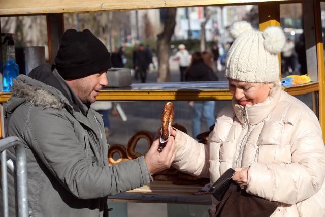 (260105) -- ANKARA, Jan. 5, 2026 (Xinhua) -- A customer (R) purchases simit, a bagel-like bread covered with toasted sesame seeds, from a street vendor in Ankara, Türkiye, Jan. 5, 2026. Türkiye's annual inflation rate slowed to 30.89 percent in December, down from 31.07 percent in November, according to official figures on Monday.
   On an annual basis, prices increased by 28.31 percent for food and non-alcoholic beverages, 28.44 percent for transportation, and 49.45 percent for housing. (Mustafa Kaya/Handout via Xinhua)