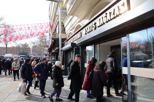 (260105) -- ANKARA, Jan. 5, 2026 (Xinhua) -- People wait in line to enter a discount shop in Ankara, Türkiye, Jan. 5, 2026. Türkiye's annual inflation rate slowed to 30.89 percent in December, down from 31.07 percent in November, according to official figures on Monday.
   On an annual basis, prices increased by 28.31 percent for food and non-alcoholic beverages, 28.44 percent for transportation, and 49.45 percent for housing. (Mustafa Kaya/Handout via Xinhua)
