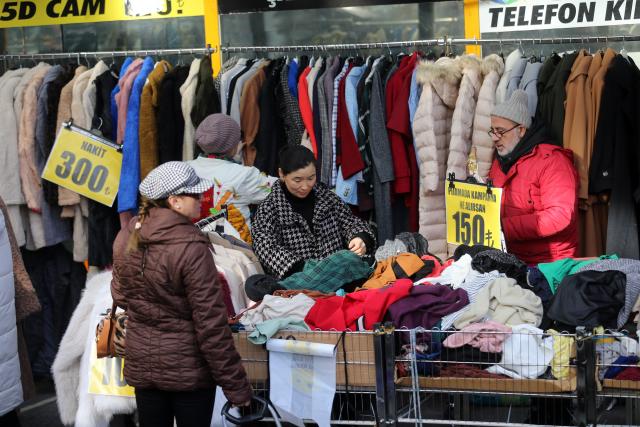 (260105) -- ANKARA, Jan. 5, 2026 (Xinhua) -- People shop for clothes on sale in Ankara, Türkiye, Jan. 5, 2026. Türkiye's annual inflation rate slowed to 30.89 percent in December, down from 31.07 percent in November, according to official figures on Monday.
   On an annual basis, prices increased by 28.31 percent for food and non-alcoholic beverages, 28.44 percent for transportation, and 49.45 percent for housing. (Mustafa Kaya/Handout via Xinhua)