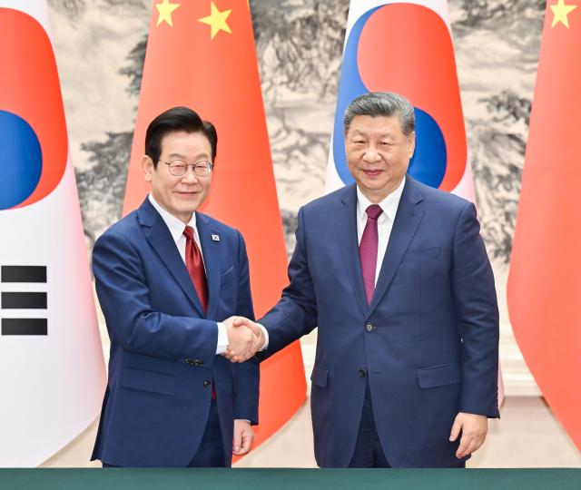 (260105) -- BEIJING, Jan. 5, 2026 (Xinhua) -- Chinese President Xi Jinping and President of the Republic of Korea (ROK) Lee Jae Myung witness the signing of cooperation documents after their talks in Beijing, capital of China, Jan. 5, 2026. Xi held talks with Lee, who is on a state visit to China, at the Great Hall of the People in Beijing on Monday. (Xinhua/Yue Yuewei)