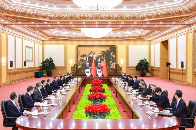 (260105) -- BEIJING, Jan. 5, 2026 (Xinhua) -- Chinese President Xi Jinping holds talks with President of the Republic of Korea (ROK) Lee Jae Myung, who is on a state visit to China, at the Great Hall of the People in Beijing, capital of China, Jan. 5, 2026. (Xinhua/Liu Bin)