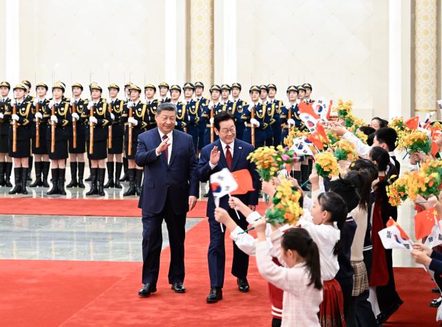 (260105) -- BEIJING, Jan. 5, 2026 (Xinhua) -- Chinese President Xi Jinping holds a welcome ceremony for President of the Republic of Korea (ROK) Lee Jae Myung in the Northern Hall of the Great Hall of the People prior to their talks in Beijing, capital of China, Jan. 5, 2026. Xi held talks with Lee, who is on a state visit to China, at the Great Hall of the People in Beijing on Monday. (Xinhua/Shen Hong)
