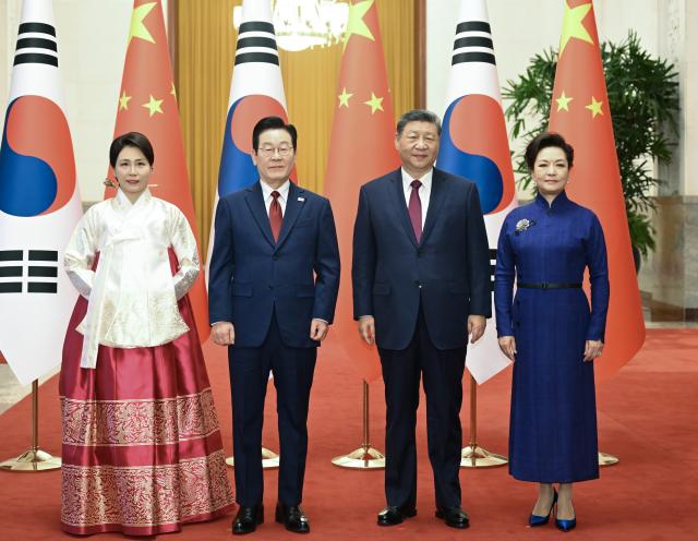 (260105) -- BEIJING, Jan. 5, 2026 (Xinhua) -- Chinese President Xi Jinping and his wife Peng Liyuan pose for a group photo with President of the Republic of Korea (ROK) Lee Jae Myung and his wife Kim Hea Kyung in Beijing, capital of China, Jan. 5, 2026. Xi held talks with Lee, who is on a state visit to China, at the Great Hall of the People in Beijing on Monday. (Xinhua/Xie Huanchi)