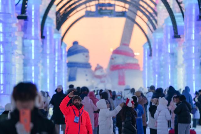 (260105) -- HARBIN, Jan. 5, 2026 (Xinhua) -- People visit the Harbin Ice-Snow World in Harbin, northeast China's Heilongjiang Province, Jan. 5, 2026. The 42nd Harbin International Ice and Snow Festival kicked off at the Harbin Ice-Snow World here on Monday. (Xinhua/Wang Jianwei)