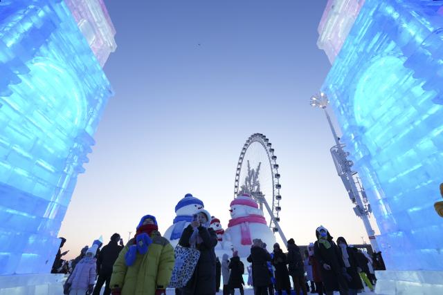 (260105) -- HARBIN, Jan. 5, 2026 (Xinhua) -- People visit the Harbin Ice-Snow World in Harbin, northeast China's Heilongjiang Province, Jan. 5, 2026. The 42nd Harbin International Ice and Snow Festival kicked off at the Harbin Ice-Snow World here on Monday. (Xinhua/Wang Song)
