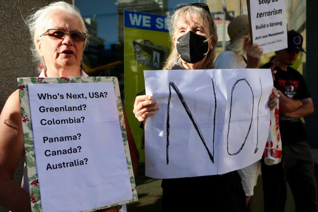 (260105) -- PERTH, Jan. 5, 2026 (Xinhua) -- People in support of Venezuela protest in front of the Consulate General of the U.S. in Perth, Australia, Jan. 5, 2026. The U.S. military strike against Venezuela and capture of its president, Nicolas Maduro, has shocked the international community, triggering a steady stream of condemnation and serious concerns worldwide. (Photo by Zhou Dan/Xinhua)