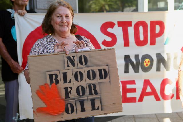 (260105) -- PERTH, Jan. 5, 2026 (Xinhua) -- People in support of Venezuela protest in front of the Consulate General of the U.S. in Perth, Australia, Jan. 5, 2026. The U.S. military strike against Venezuela and capture of its president, Nicolas Maduro, has shocked the international community, triggering a steady stream of condemnation and serious concerns worldwide. (Photo by Zhou Dan/Xinhua)