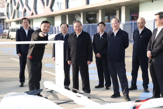 (260105) -- GUANGZHOU, Jan. 5, 2026 (Xinhua) -- Chinese Premier Li Qiang, also a member of the Standing Committee of the Political Bureau of the Communist Party of China Central Committee, learns about the development of low-altitude economy in Shenzhen, south China's Guangdong Province, Jan. 4, 2026. Li made an inspection tour in south China's Guangdong Province from Saturday to Monday. (Xinhua/Huang Jingwen)