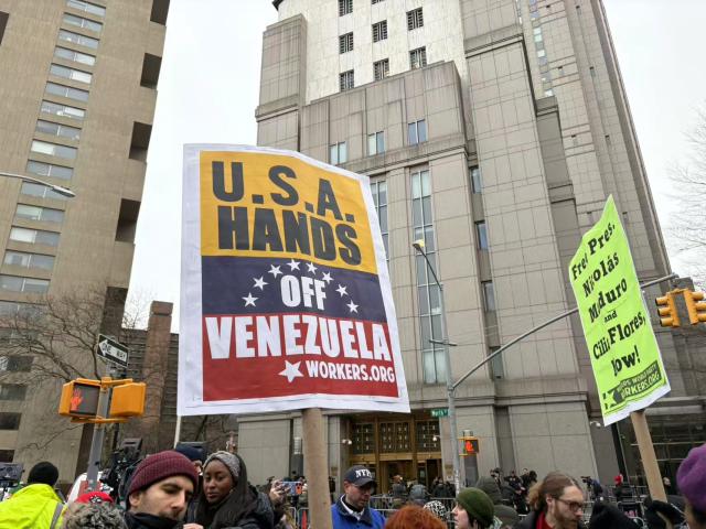 (260105) -- NEW YORK, Jan. 5, 2026 (Xinhua) -- This photo taken with a mobile phone shows people protesting outside a courthouse in New York, the United States, on Jan. 5, 2026. Maduro made his first appearance Monday morning at a New York courthouse after he was seized by U.S. forces in his country. (Xinhua/Zhang Fengguo)
