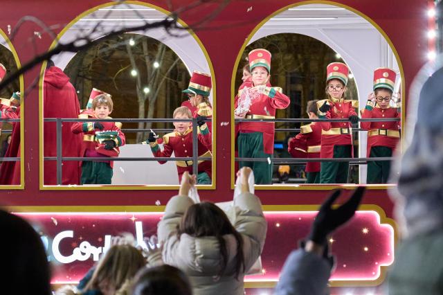 (260106) -- BEIJING, Jan. 6, 2026 (Xinhua) -- Children throw sweets to the crowd during a Three Kings Day parade in Madrid, Spain, Jan. 5, 2026. (Xinhua/Meng Dingbo)