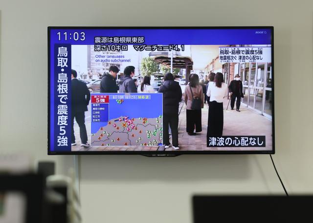 (260106) -- TOKYO, Jan. 6, 2026 (Xinhua) -- This photo taken on Jan. 6, 2026 shows a television broadcasting the news of an earthquake happened in Shimane Prefecture, in Tokyo, Japan. An earthquake with a preliminary magnitude of 6.2 struck Shimane Prefecture in western Japan on Tuesday, with no tsunami warning issued, the country's weather agency said. (Xinhua/Jia Haocheng)