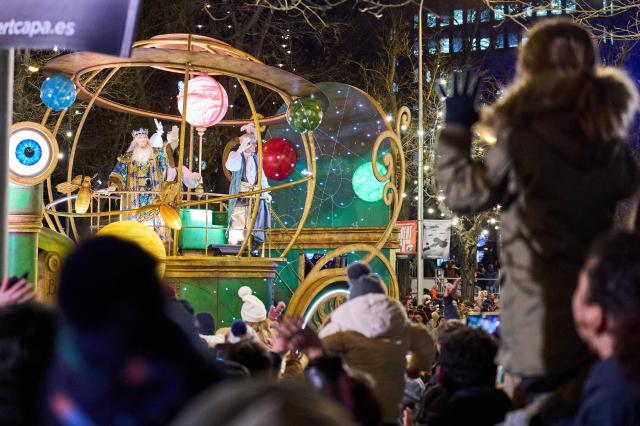 (260106) -- MADRID, Jan. 6, 2026 (Xinhua) -- Performers wave to the crowd during a parade celebrating Three Kings Day in Madrid, Spain, on Jan. 5, 2026.
  A grand Three Kings Day float parade was held in Madrid on Monday, drawing thousands of people to watch. (Xinhua/Meng Dingbo)