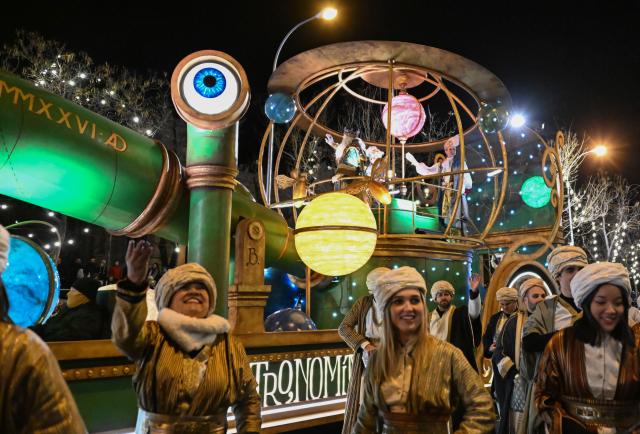 (260106) -- MADRID, Jan. 6, 2026 (Xinhua) -- People take part in a parade celebrating Three Kings Day in Madrid, Spain on Jan. 5, 2026.
  A grand Three Kings Day float parade was held in Madrid on Monday, drawing thousands of people to watch. (Xinhua/Cheng Min)