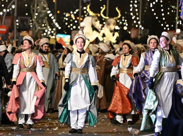 (260106) -- MADRID, Jan. 6, 2026 (Xinhua) -- Performers take part in a parade celebrating Three Kings Day in Madrid, Spain on Jan. 5, 2026.
  A grand Three Kings Day float parade was held in Madrid on Monday, drawing thousands of people to watch. (Xinhua/Cheng Min)