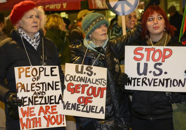 (260106) -- LONDON, Jan. 6, 2026 (Xinhua) -- Demonstrators hold placards during a protest against the U.S. military strike on Venezuela outside 10 Downing Street in London, Britain, Jan. 5, 2026. (Photo by Ray Tang/Xinhua)