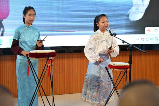 (260106) -- TIANJIN, Jan. 6, 2026 (Xinhua) -- Students perform "Jingdong Dagu," a folk art of drum music and recitative, at the Yangcun No. 14 Primary School in Wuqing District of Tianjin, north China, Jan. 6, 2026. In recent years, this school has offered a series of classes and activities featuring traditional culture for students to experience. (Xinhua/Zhao Zishuo)