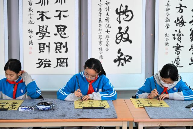 (260106) -- TIANJIN, Jan. 6, 2026 (Xinhua) -- Students write calligraphy at the Yangcun No. 14 Primary School in Wuqing District of Tianjin, north China, Jan. 6, 2026. In recent years, this school has offered a series of classes and activities featuring traditional culture for students to experience. (Xinhua/Zhao Zishuo)