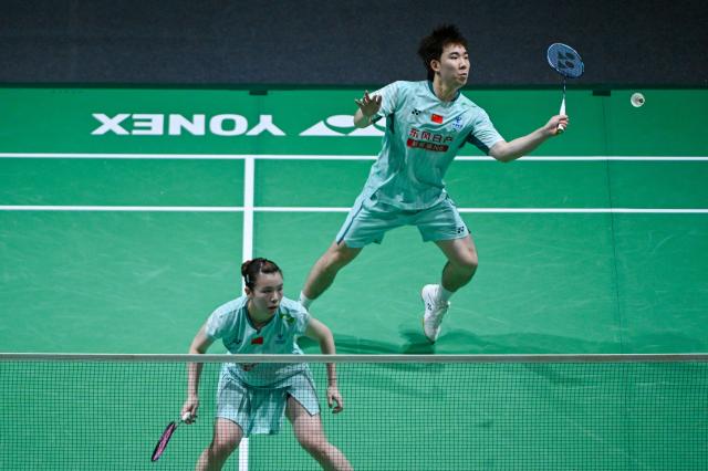 (260106) -- KUALA LUMPUR, Jan. 6, 2026 (Xinhua) -- Guo Xinwa (top)/Cheng Fanghui of China compete during the mixed doubles round of 32 match against Alexander Dunn/Julie Macpherson of Scotland at the Malaysia Open 2026 badminton tournament in Kuala Lumpur, Malaysia, Jan. 6, 2026. (Photo by Chong Voon Chung/Xinhua)