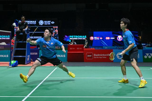 (260106) -- KUALA LUMPUR, Jan. 6, 2026 (Xinhua) -- Hoki Takuro (L)/Kobayashi Yugo of Japan compete during the men's doubles round of 32 match against Liang Weikeng/Wang Chang of China at the Malaysia Open 2026 badminton tournament in Kuala Lumpur, Malaysia, Jan. 6, 2026. (Photo by Chong Voon Chung/Xinhua)