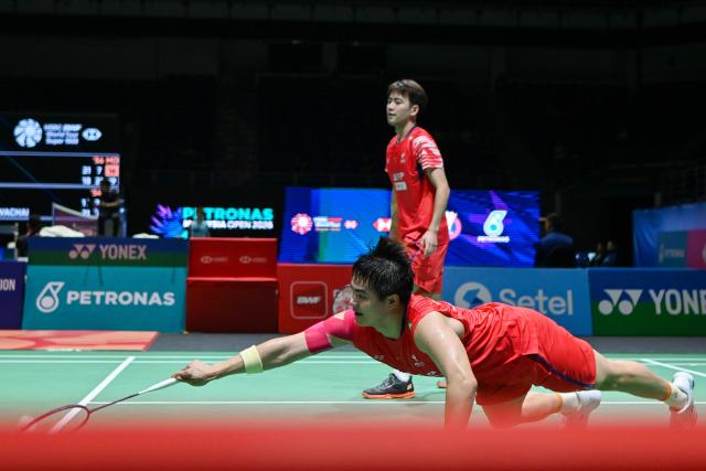 (260106) -- KUALA LUMPUR, Jan. 6, 2026 (Xinhua) -- Liang Weikeng (front)/Wang Chang of China compete during the men's doubles round of 32 match against Hoki Takuro/Kobayashi Yugo of Japan at the Malaysia Open 2026 badminton tournament in Kuala Lumpur, Malaysia, Jan. 6, 2026. (Photo by Chong Voon Chung/Xinhua)