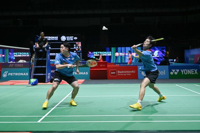 (260106) -- KUALA LUMPUR, Jan. 6, 2026 (Xinhua) -- Hoki Takuro/Kobayashi Yugo(R) of Japan compete during the men's doubles round of 32 match against Liang Weikeng/Wang Chang of China at the Malaysia Open 2026 badminton tournament in Kuala Lumpur, Malaysia, Jan. 6, 2026. (Photo by Chong Voon Chung/Xinhua)