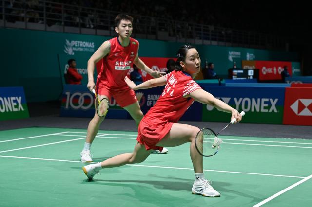 (260106) -- KUALA LUMPUR, January 6, 2026 (Xinhua) - Cheng Xing/Zhang Chi (R) of China compete during the mixed doubles round of 32 match against Midorikawa Hiroki/Matsuyama Nami of Japan at the Malaysia Open 2026 badminton tournament in Kuala Lumpur, Malaysia, January 6, 2026. (Photo by Chong Voon Chung/Xinhua)