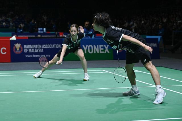 (260106) -- KUALA LUMPUR, January 6, 2026 (Xinhua) - Midorikawa Hiroki (R)/Matsuyama Nami of Japan compete during the mixed doubles round of 32 match against Cheng Xing/Zhang Chi of China at the Malaysia Open 2026 badminton tournament in Kuala Lumpur, Malaysia, January 6, 2026. (Photo by Chong Voon Chung/Xinhua)