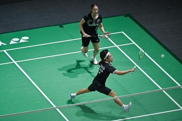 (260106) -- KUALA LUMPUR, January 6, 2026 (Xinhua) - Midorikawa Hiroki (front)/Matsuyama Nami of Japan compete during the mixed doubles round of 32 match against Cheng Xing/Zhang Chi of China at the Malaysia Open 2026 badminton tournament in Kuala Lumpur, Malaysia, January 6, 2026. (Photo by Chong Voon Chung/Xinhua)
