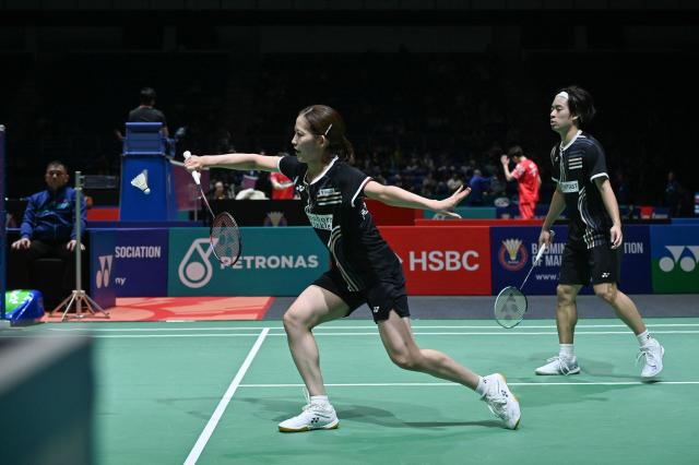 (260106) -- KUALA LUMPUR, January 6, 2026 (Xinhua) - Midorikawa Hiroki (R)/Matsuyama Nami of Japan compete during the mixed doubles round of 32 match against Cheng Xing/Zhang Chi of China at the Malaysia Open 2026 badminton tournament in Kuala Lumpur, Malaysia, January 6, 2026. (Photo by Chong Voon Chung/Xinhua)